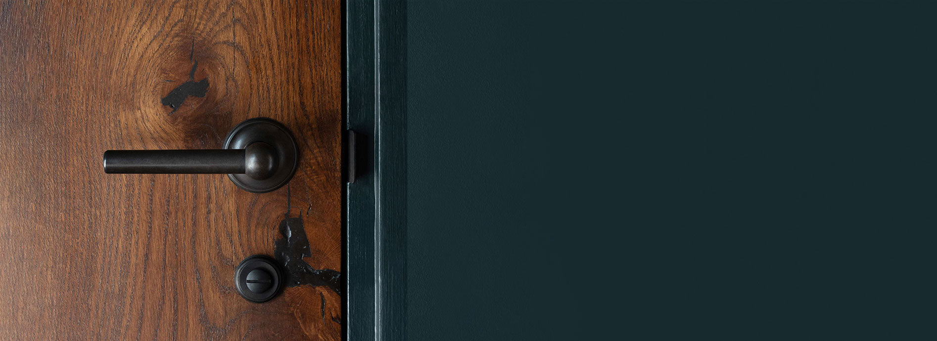 Bronze poplar mortice door handle on wooden door
